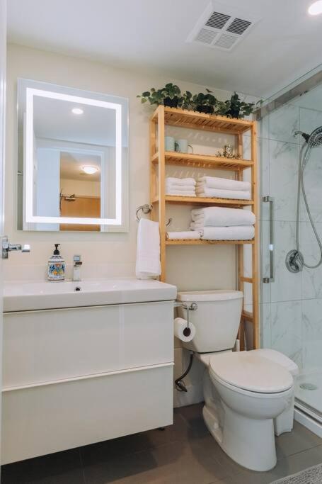 Modern Condo In The Heart Of Dt Overlooking City 밴쿠버 외부 사진
