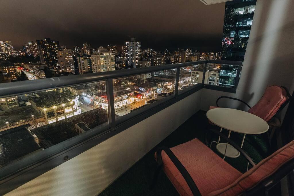 Modern Condo In The Heart Of Dt Overlooking City 밴쿠버 외부 사진