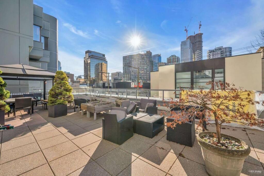 Modern Condo In The Heart Of Dt Overlooking City 밴쿠버 외부 사진