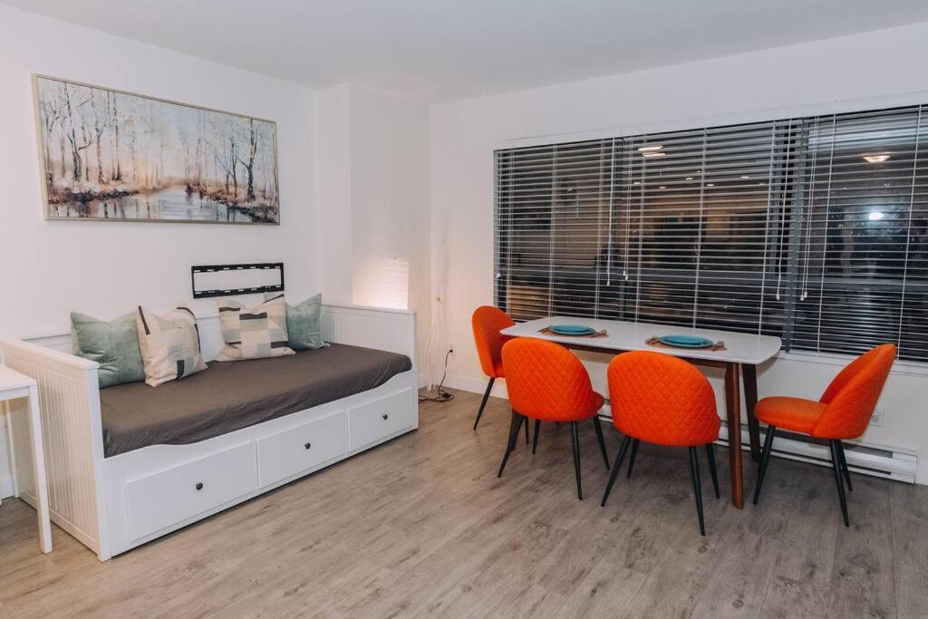 Modern Condo In The Heart Of Dt Overlooking City 밴쿠버 외부 사진