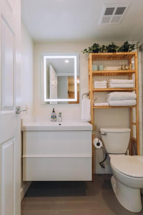 Modern Condo In The Heart Of Dt Overlooking City 밴쿠버 외부 사진