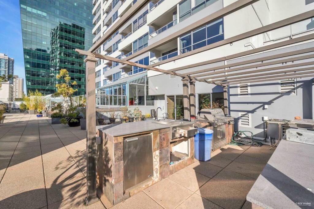 Modern Condo In The Heart Of Dt Overlooking City 밴쿠버 외부 사진
