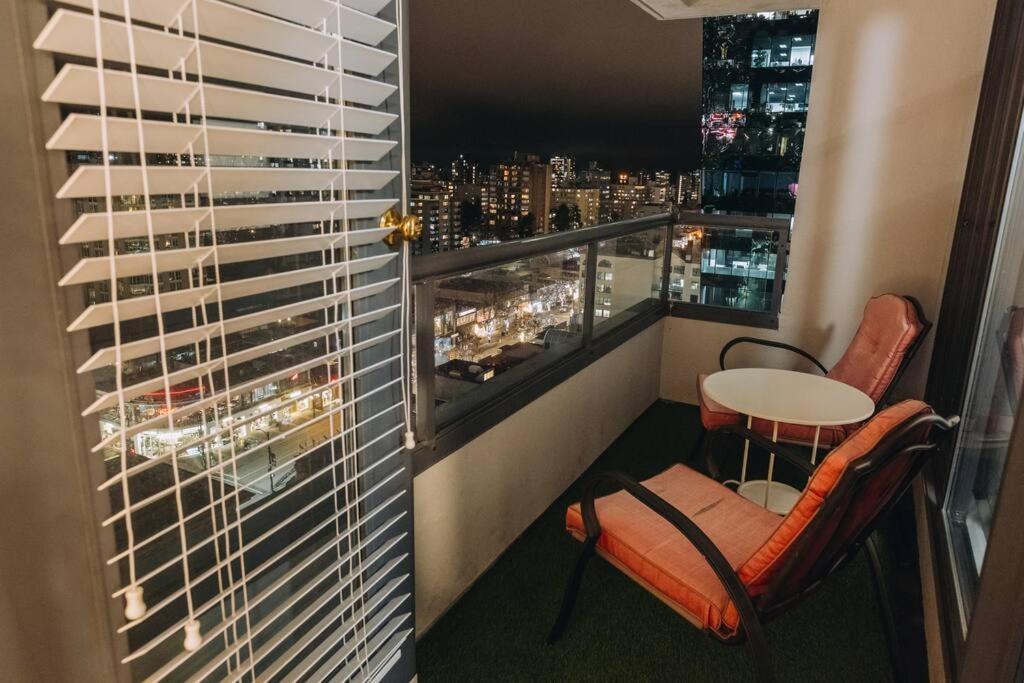 Modern Condo In The Heart Of Dt Overlooking City 밴쿠버 외부 사진