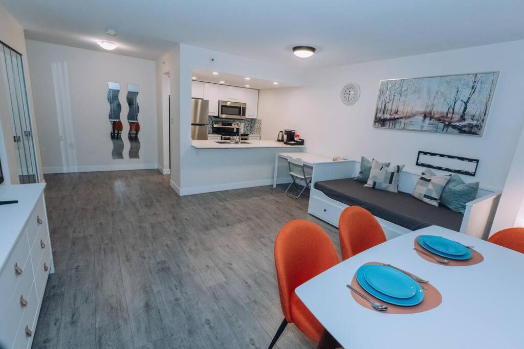 Modern Condo In The Heart Of Dt Overlooking City 밴쿠버 외부 사진